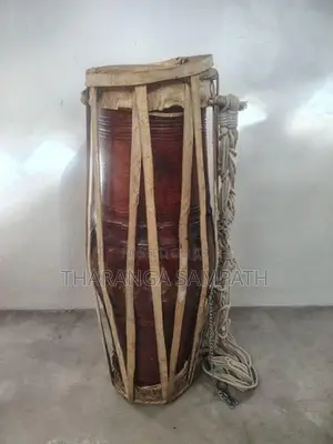 රත් ඇහැළ කද සහිත ගැටබෙරය කවරය සමග