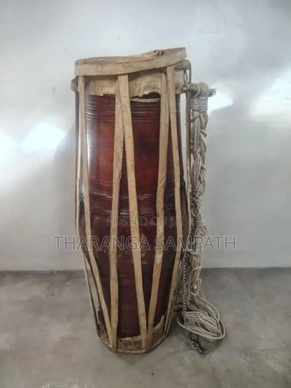 රත් ඇහැළ කද සහිත ගැටබෙරය කවරය සමග