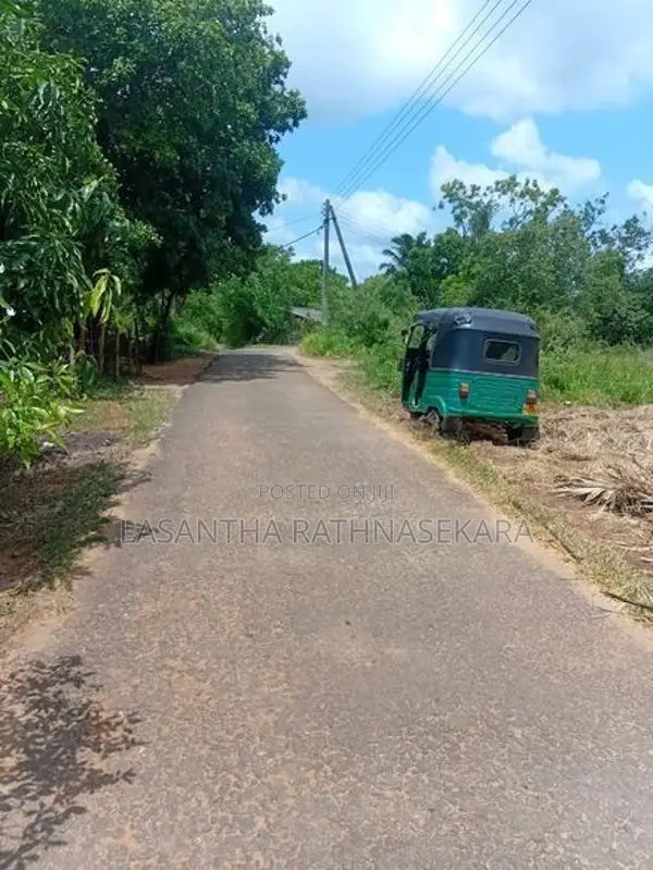 අනුරාධපුරයෙන් ඉඩමක්