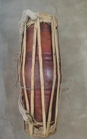 රත් ඇහැළ කද සහිත ගැටබෙරය කවරය සමග