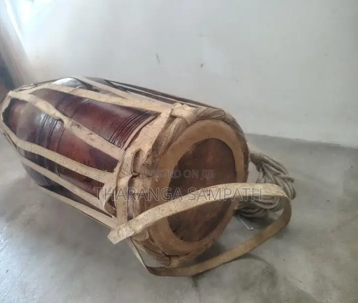 රත් ඇහැළ කද සහිත ගැටබෙරය කවරය සමග