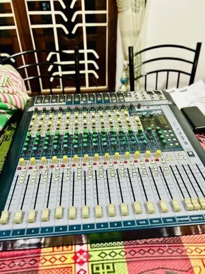 SoundCraft Signature 16