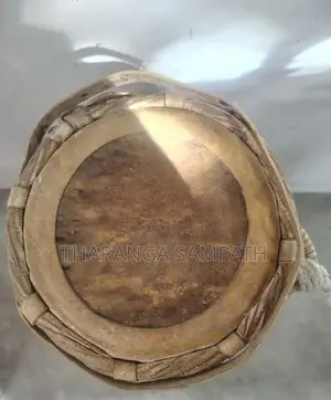 රත් ඇහැළ කද සහිත ගැටබෙරය කවරය සමග