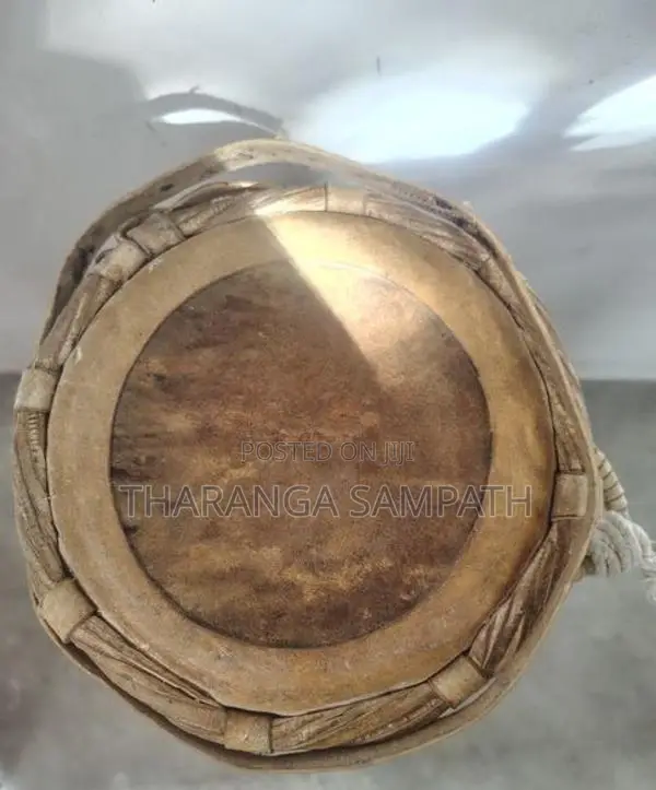 රත් ඇහැළ කද සහිත ගැටබෙරය කවරය සමග