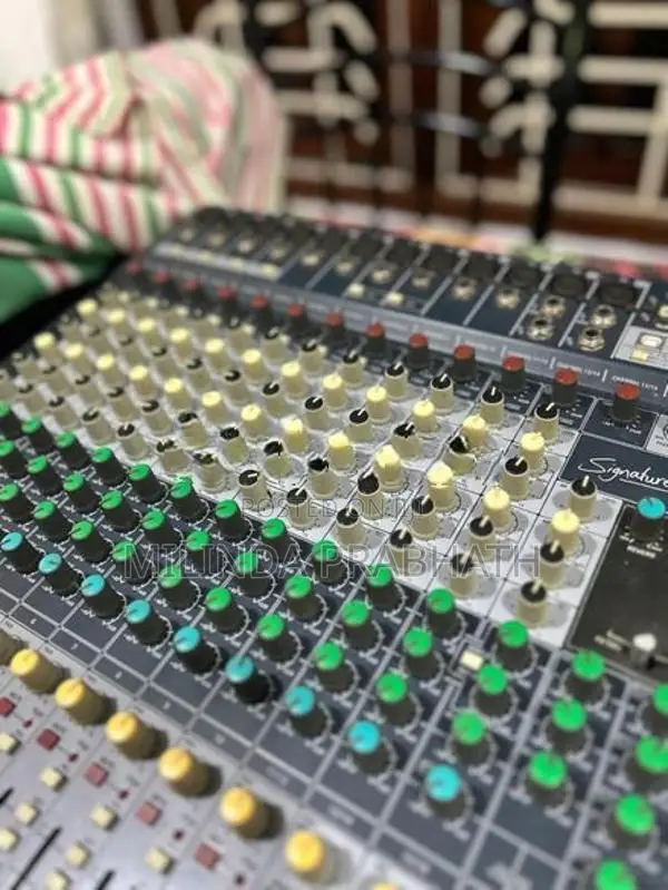 SoundCraft Signature 16