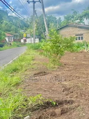 රනාල , හබරකඩ කාපට් පාරට මුහුණලා පර්චස් 18 ක ඉඩමක්