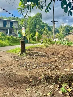 රනාල , හබරකඩ කාපට් පාරට මුහුණලා පර්චස් 18 ක ඉඩමක්
