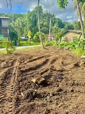 රනාල , හබරකඩ කාපට් පාරට මුහුණලා පර්චස් 18 ක ඉඩමක්