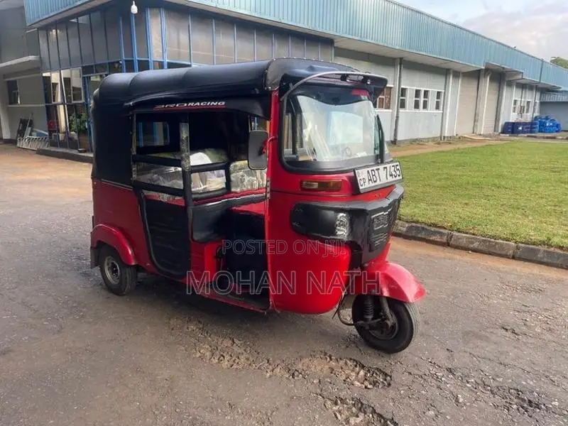 Bajaj RE 2019