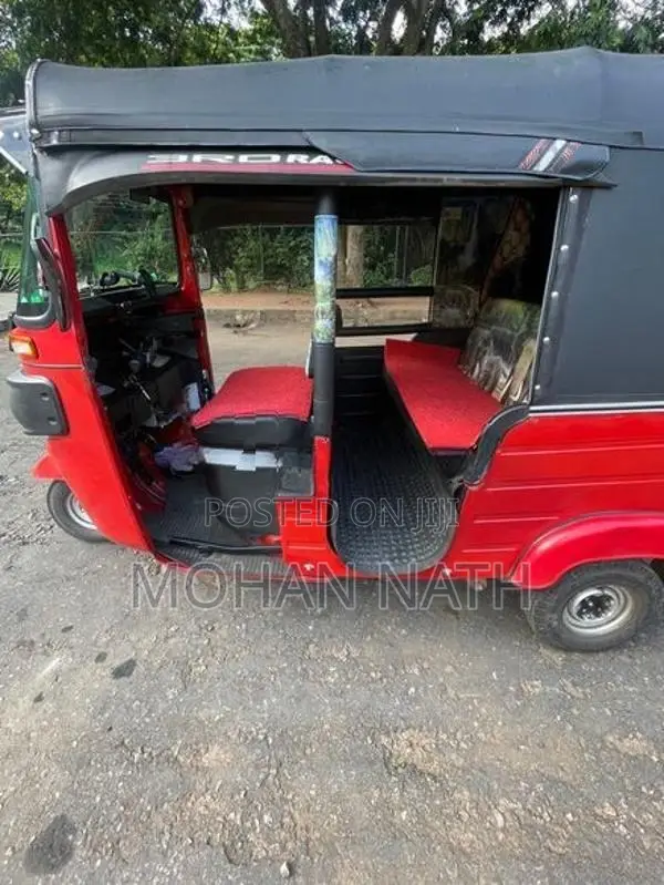 Bajaj RE 2019