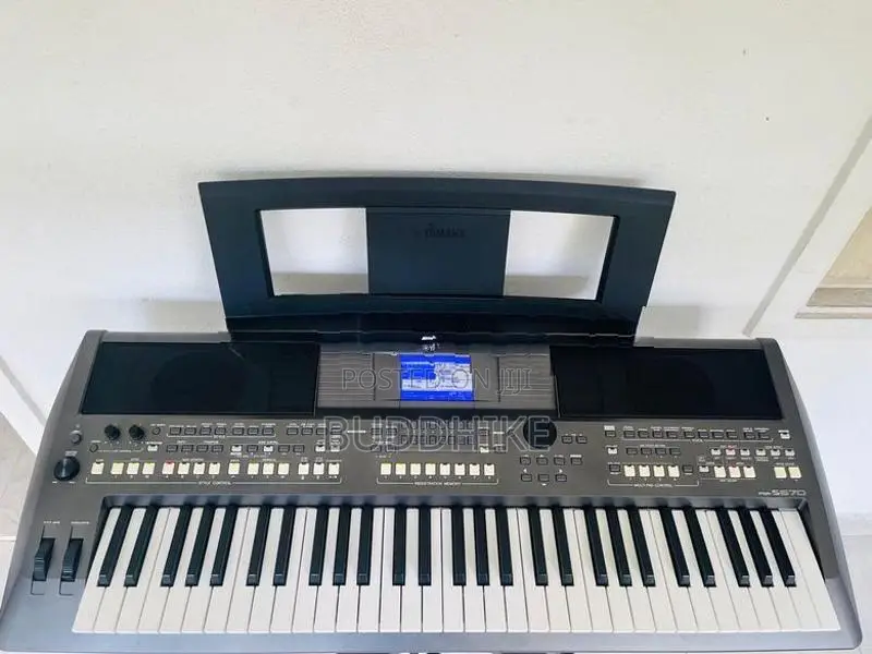 Yamaha PSR S 670 keyboard