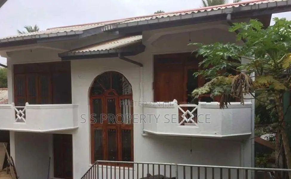 Three-storey house for sale in Katugastota (SSPH-313)