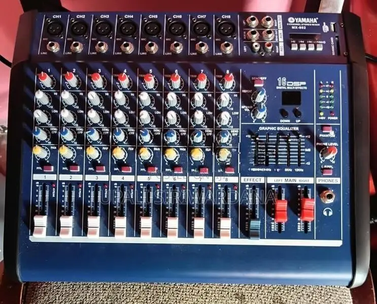 Yamaha MX 802 Mixer 4 Speaker Set