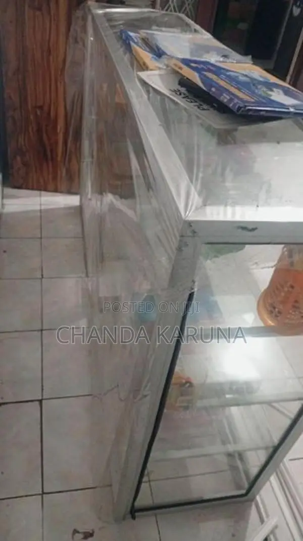 ව්දුරු කැබ්නට් එකක්
