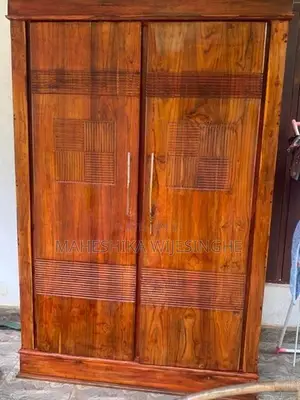 අල්මාරියක් සමඟ කන්නාඩි මේසයක්