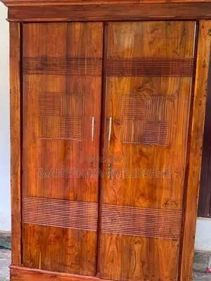 අල්මාරියක් සමඟ කන්නාඩි මේසයක්