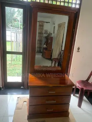 අල්මාරියක් සමඟ කන්නාඩි මේසයක්