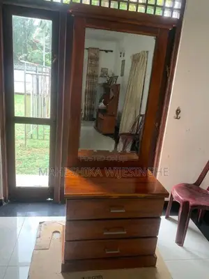 අල්මාරියක් සමඟ කන්නාඩි මේසයක්