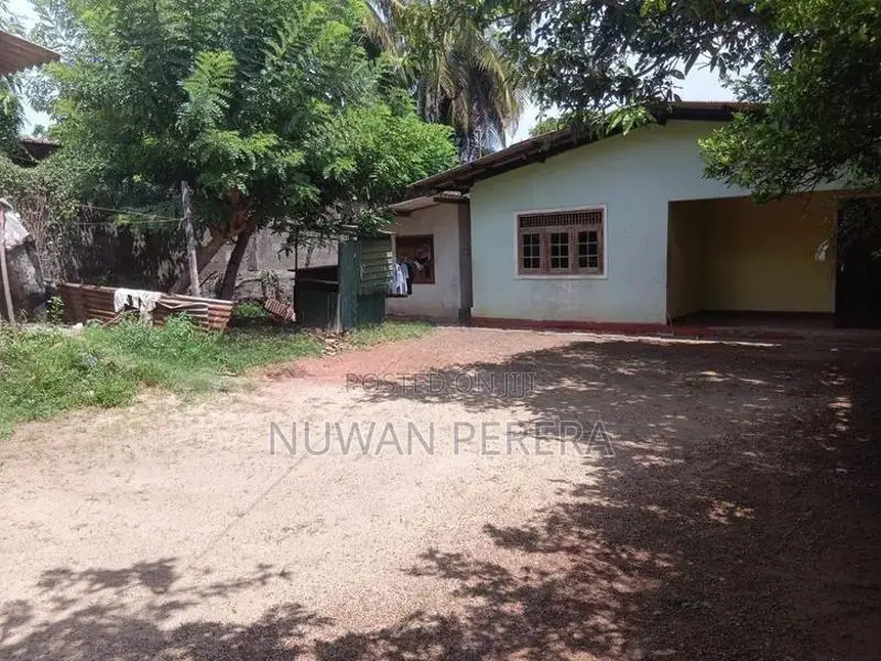 Piliyandala Suwarapala Junction Land with Old House for Sale