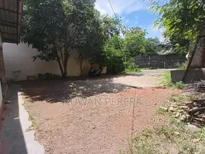 Piliyandala Suwarapala Junction Land with Old House for Sale