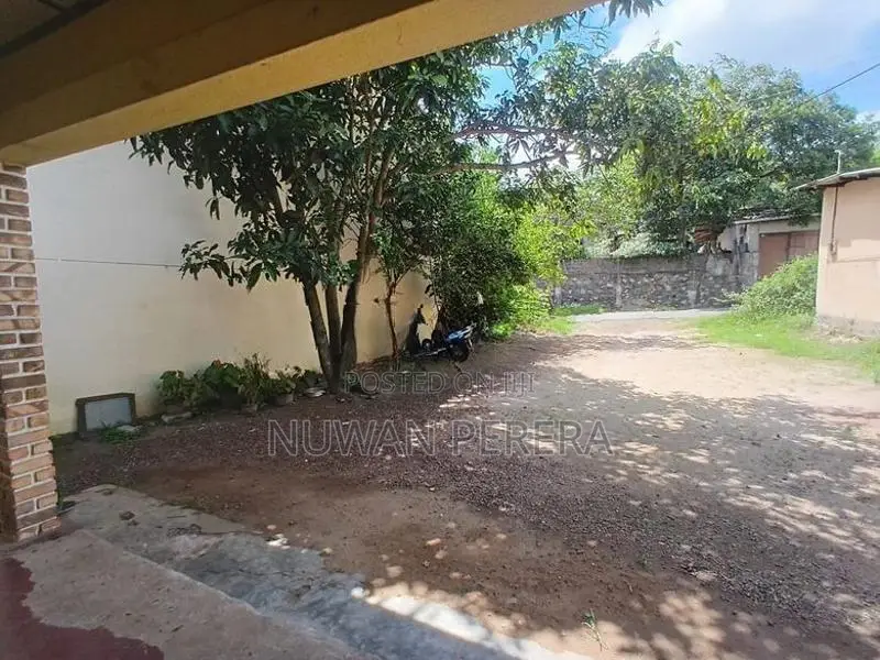 Piliyandala Suwarapala Junction Land with Old House for Sale