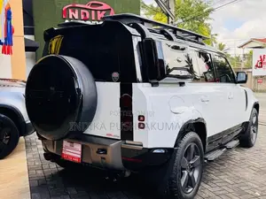 Land Rover Defender P300 Dynamic 2025