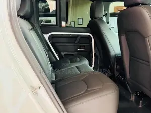 Land Rover Defender P300 Dynamic 2025
