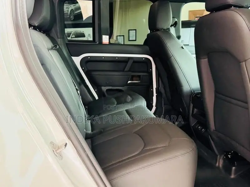 Land Rover Defender P300 Dynamic 2025