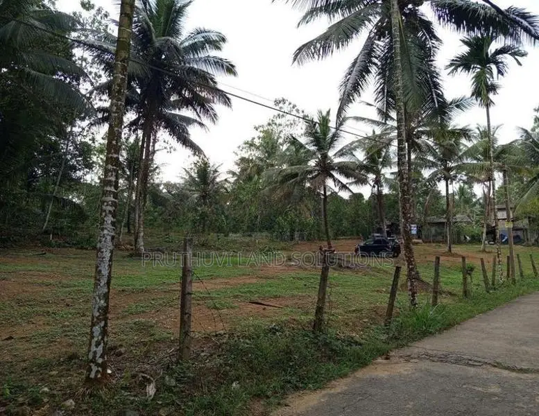 වක්ඔය පෙනෙන දුරින් ඉඩමක්