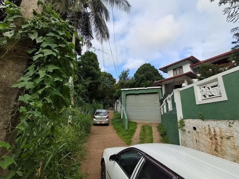 මහනුවර - කටුගස්තොට,යෝජිත මධ්‍යම අධිවේගී මාර්ග පිවිසුමට ආසන්න ඉඩමක්
