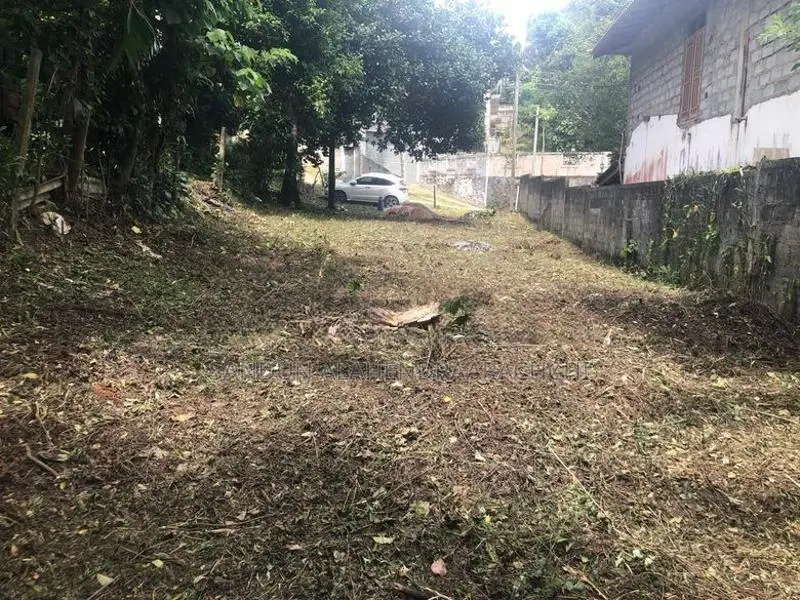 මහනුවර - කටුගස්තොට,යෝජිත මධ්‍යම අධිවේගී මාර්ග පිවිසුමට ආසන්න ඉඩමක්