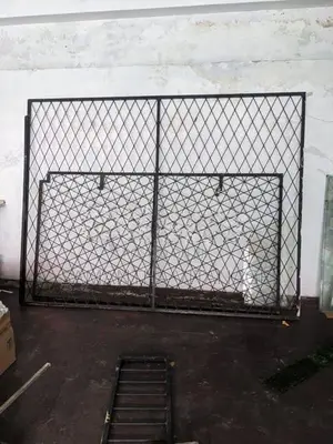 යකඩ දොරක් සමග ජනේලයක්