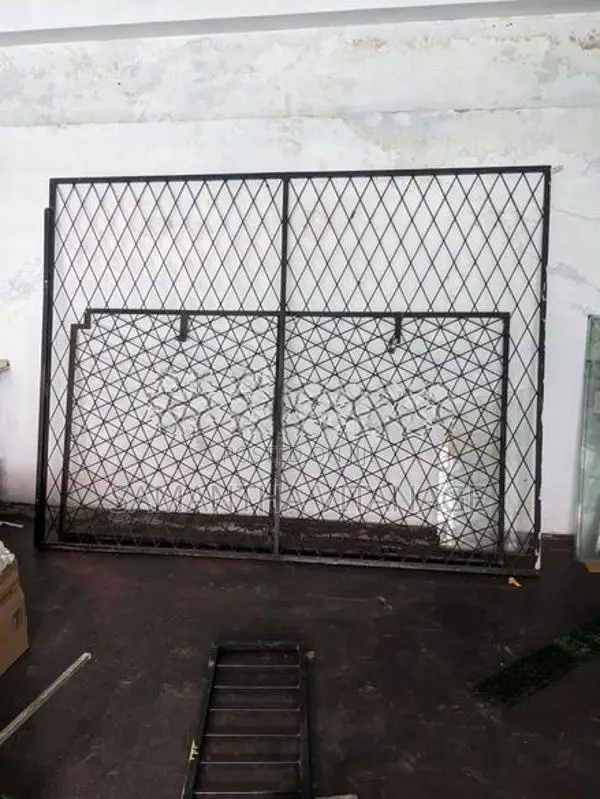 යකඩ දොරක් සමග ජනේලයක්