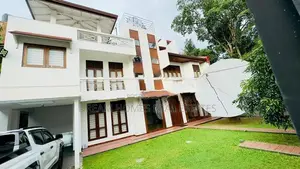Beutiful Three Store House for Sale in Kadawatha Ganemulle Road