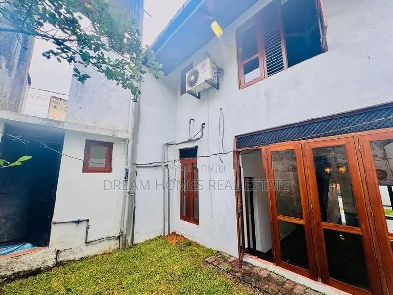 6 Bedroom House with for Sale - Battaramulla