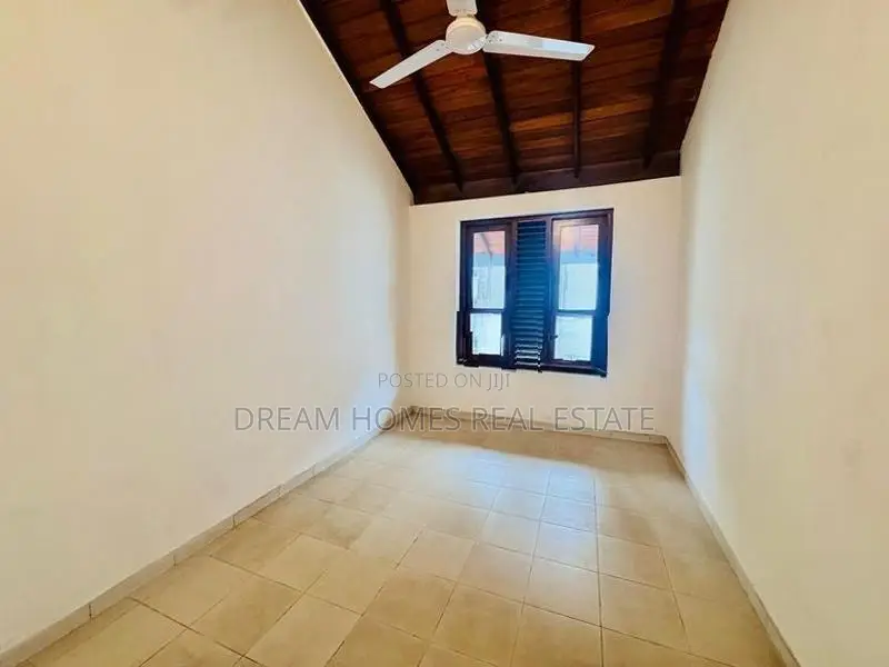 6 Bedroom House with for Sale - Battaramulla