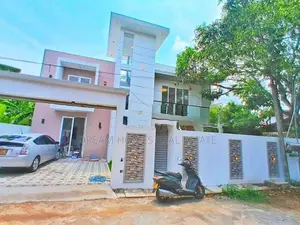 පිහිනුම් තටාකය සහිත නව නිවස පිළියන්දල නගරයෙන්