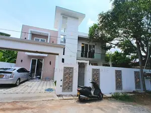 පිහිනුම් තටාකය සහිත නව නිවස පිළියන්දල නගරයෙන්