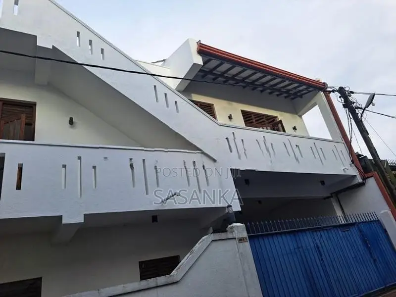 Nugegoda Stanley Thilakaratne Mawatha House Upstair for Rent