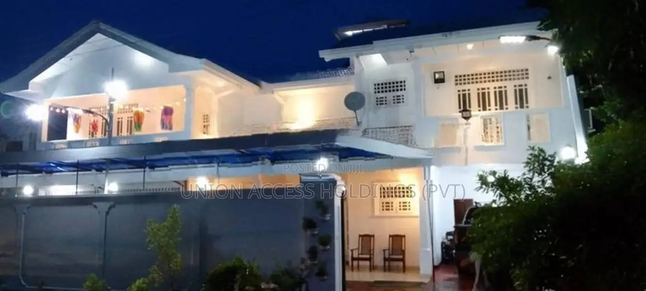 කුරුණෑගල මහ නගර සභා සීමාවේ නවීන පන්නයේ සියලු පහසුකම් සහිත දෙමහල් නිවස