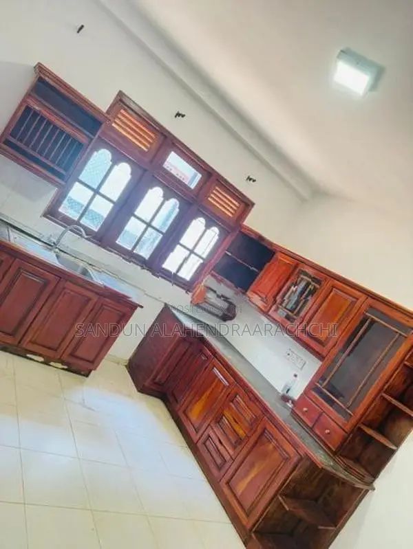 Kandy 05 Bed Room House for Sale