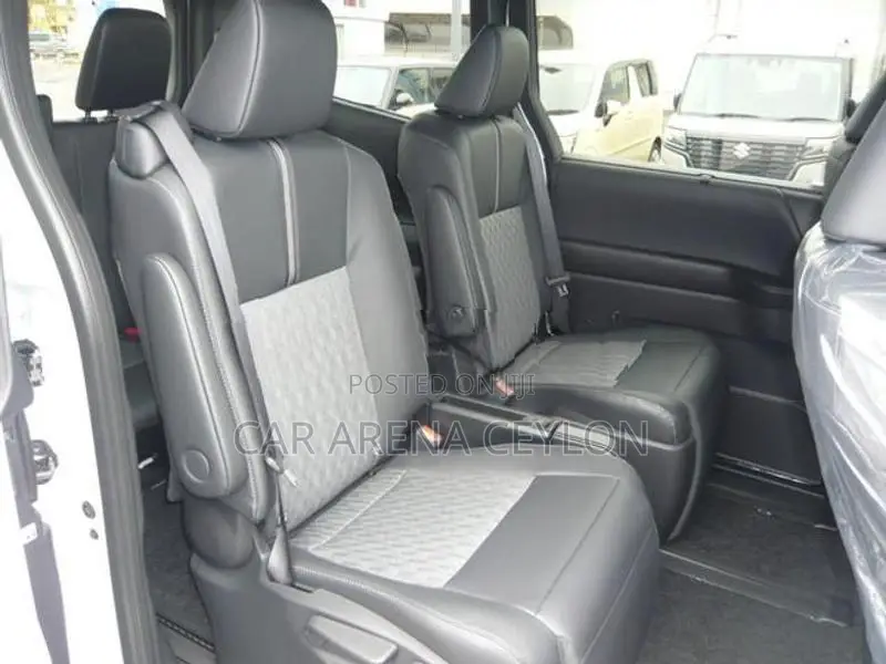 Toyota Noah 2025
