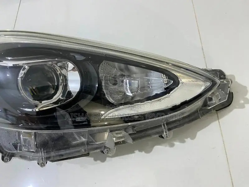 Toyota Aqua NHP10 Head Light