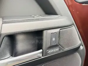 Land Rover Defender Sedona Edition P300e 2025