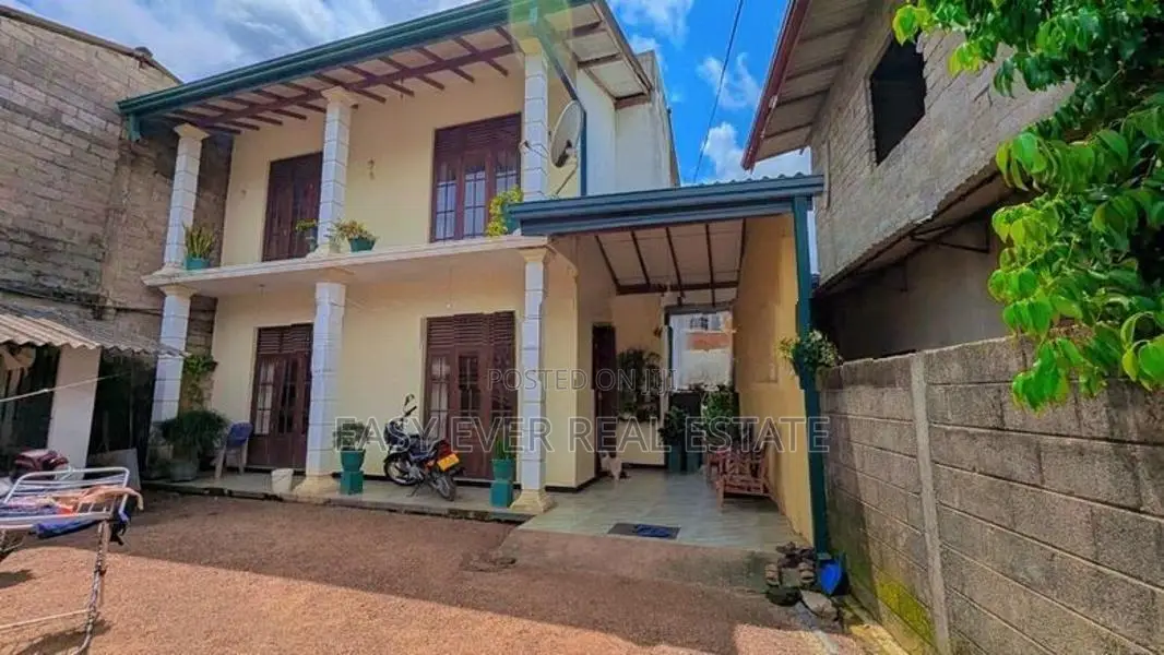 ගම්පහ නගරයෙන් මීටර් 950යි නිවාස 2ක්