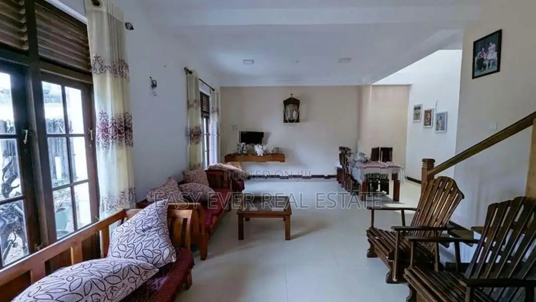 ගම්පහ නගරයෙන් මීටර් 950යි නිවාස 2ක්