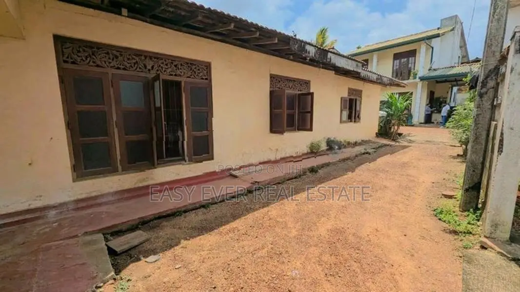 ගම්පහ නගරයෙන් මීටර් 950යි නිවාස 2ක්