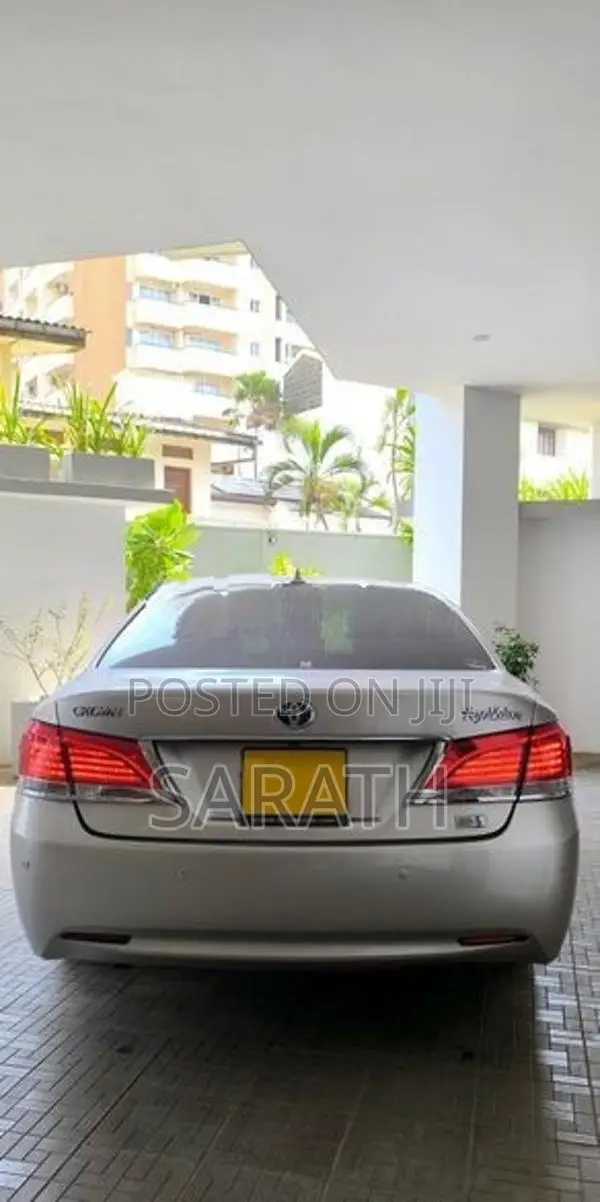 Toyota Crown Royal Saloon 2013