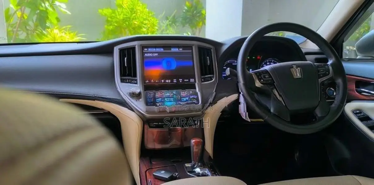 Toyota Crown Royal Saloon 2013