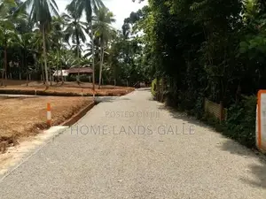 මාපලගම - ප්‍රධාන පාරට සමීපව ඕවිලාන හන්දියට නුදුරින් බිම් කොටස්